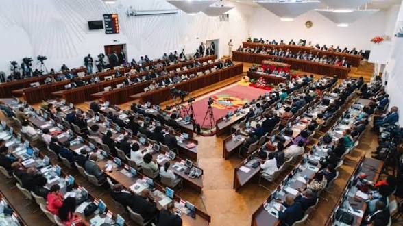 Parlamento aprova novas leis da comunicação social após duas décadas de debate