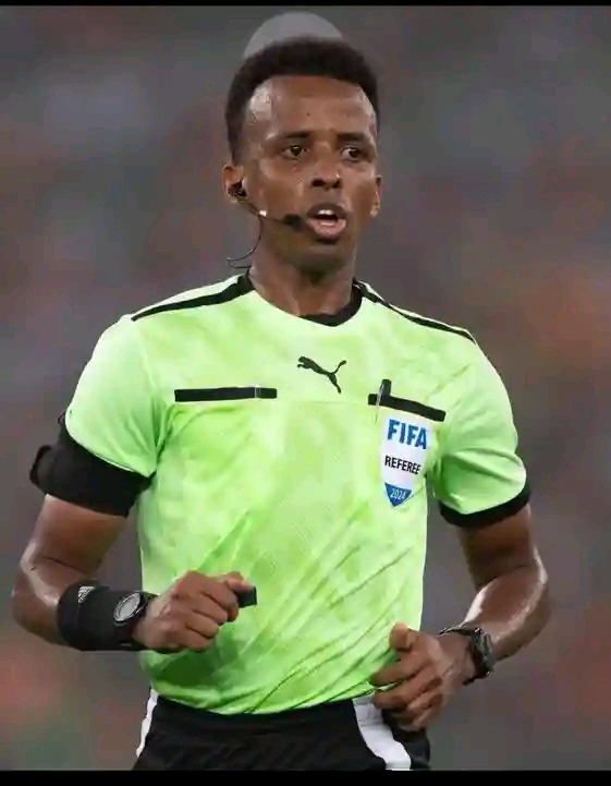 ÁRBITRO SOMALIANO BARRADO NOS EUA GANHA OPORTUNIDADE NA SUPERTAÇA EUROPEIA